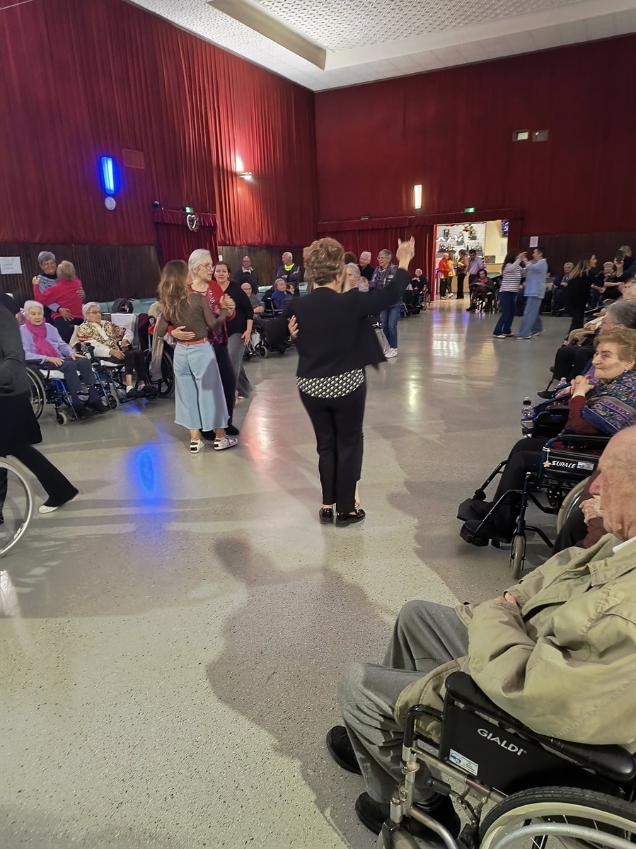 Quando i sogni diventano realtà: gli anziani tornano a ballare